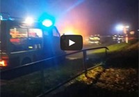 Zobacz jak strażacy gasili płonący samochód (video)