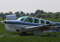Awaryjne lądowanie samolotu na polu w Grochowie Trzecim (ZDJĘCIA)