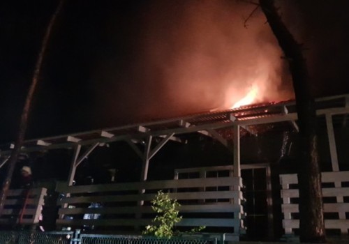 Pożar w Kątach Rybackich. Palił się domek letniskowy